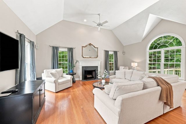 27 Juniper Road, Upton, MA 01568