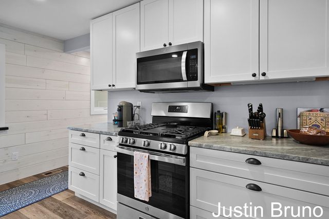 15952 Groesbeck Street, Grand Haven, MI 49417