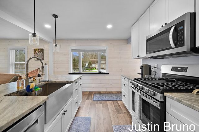 15952 Groesbeck Street, Grand Haven, MI 49417