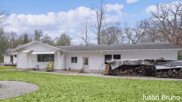 15952 Groesbeck Street, Grand Haven, MI 49417