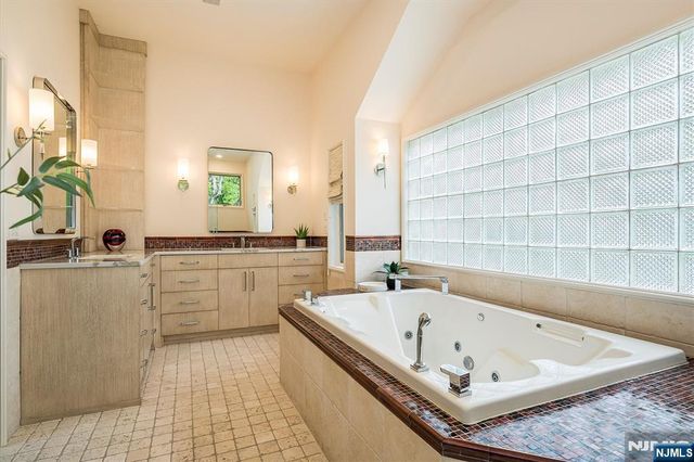 4 Hunter Ridge, Woodcliff Lake, NJ 07677