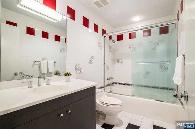 4 Hunter Ridge, Woodcliff Lake, NJ 07677