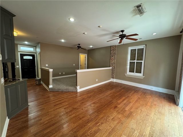 21 E Center Street, Fayetteville, AR 72701