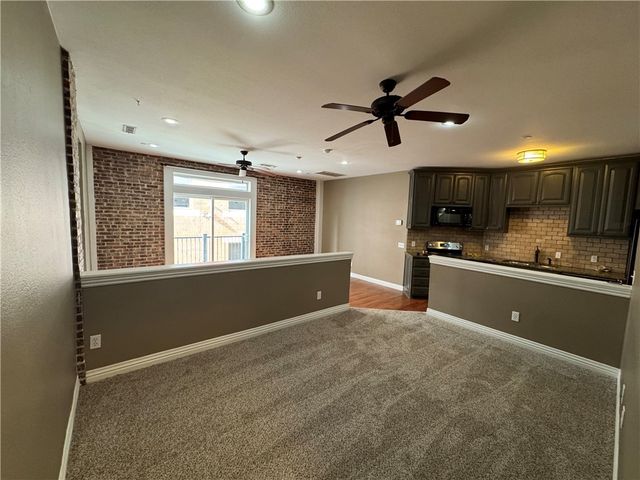 21 E Center Street, Fayetteville, AR 72701