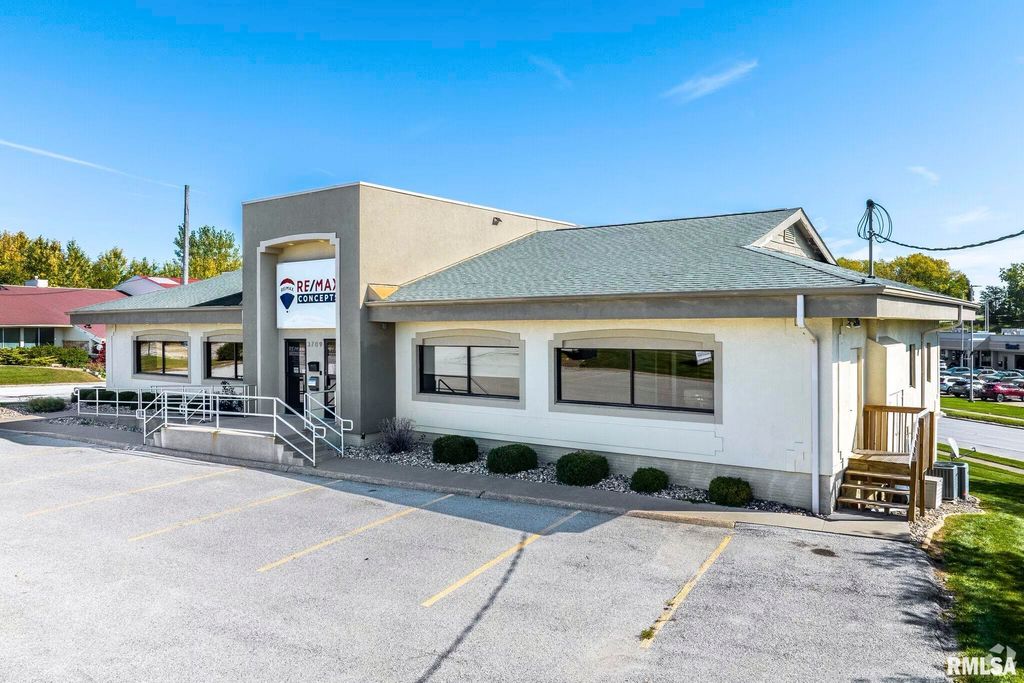 3709 N HARRISON Street, Davenport, IA 52806