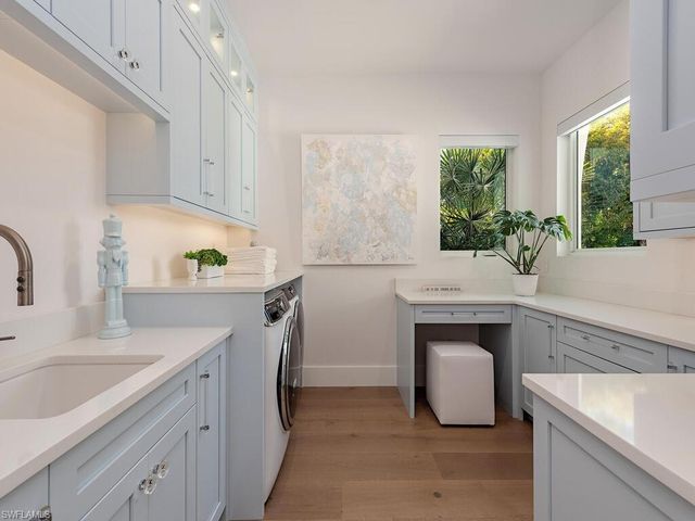 6824 Sable Ridge LN, Naples, FL 34109