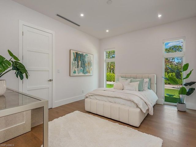 6824 Sable Ridge LN, Naples, FL 34109