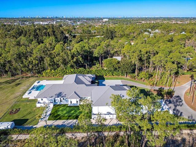 6824 Sable Ridge LN, Naples, FL 34109