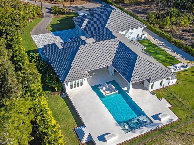 6824 Sable Ridge LN, Naples, FL 34109