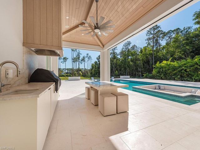 6824 Sable Ridge LN, Naples, FL 34109