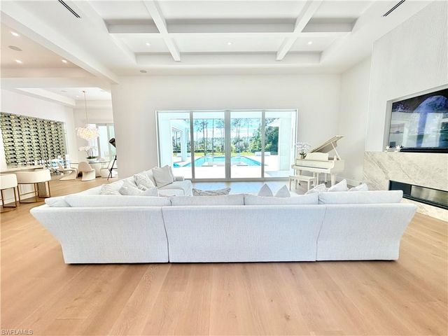 6824 Sable Ridge LN, Naples, FL 34109