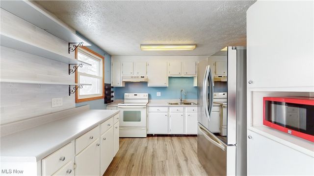 396 Hiwood Avenue, Munroe Falls, OH 44262