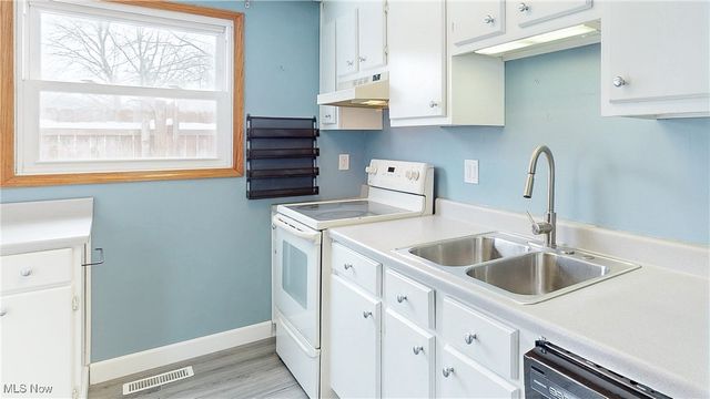 396 Hiwood Avenue, Munroe Falls, OH 44262