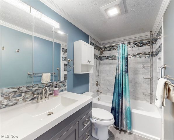 396 Hiwood Avenue, Munroe Falls, OH 44262