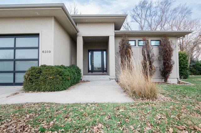 8310 Sky View Circle, West Des Moines, IA 50266