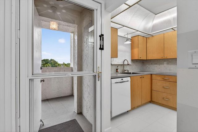 6080 NW 44th Street 214, Lauderhill, FL 33319