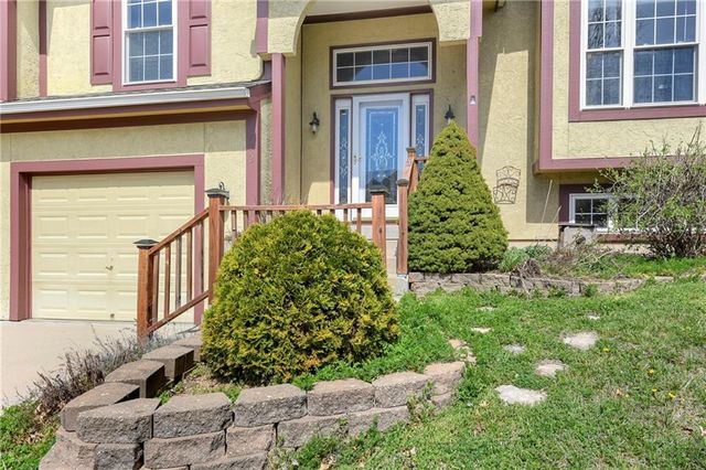 712 Rock Creek Drive, Lansing, KS 66043