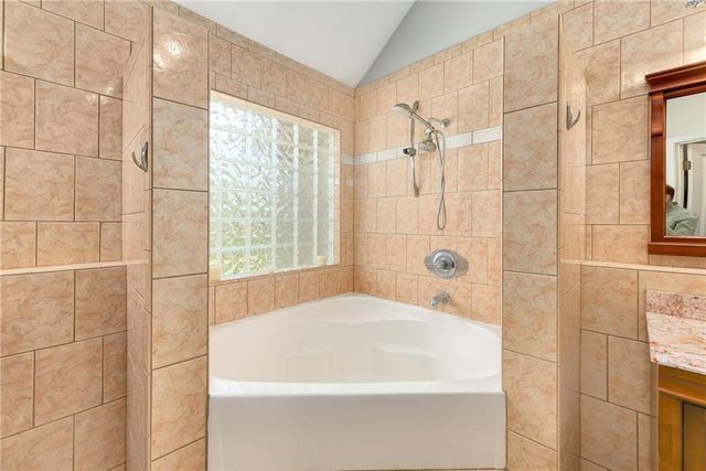 712 Rock Creek Drive, Lansing, KS 66043