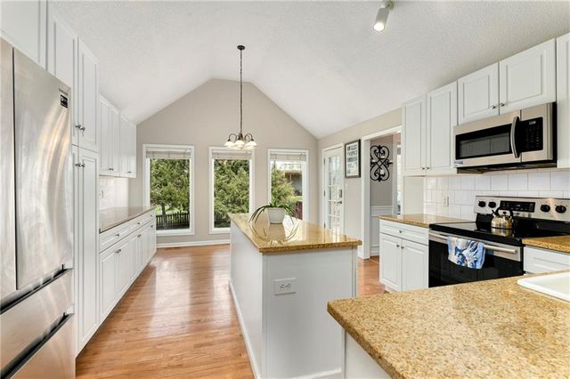 712 Rock Creek Drive, Lansing, KS 66043