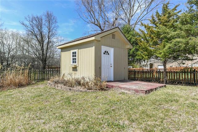 712 Rock Creek Drive, Lansing, KS 66043