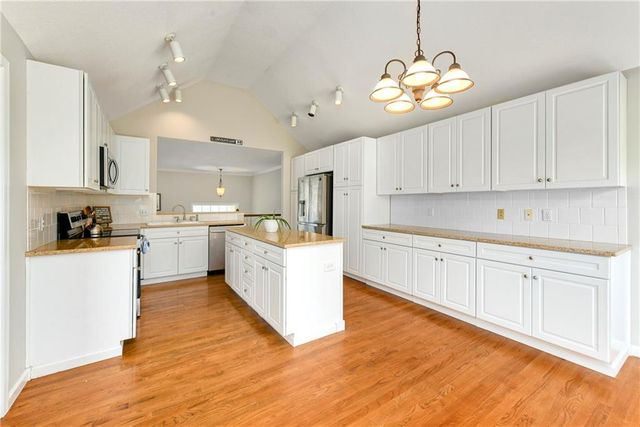 712 Rock Creek Drive, Lansing, KS 66043