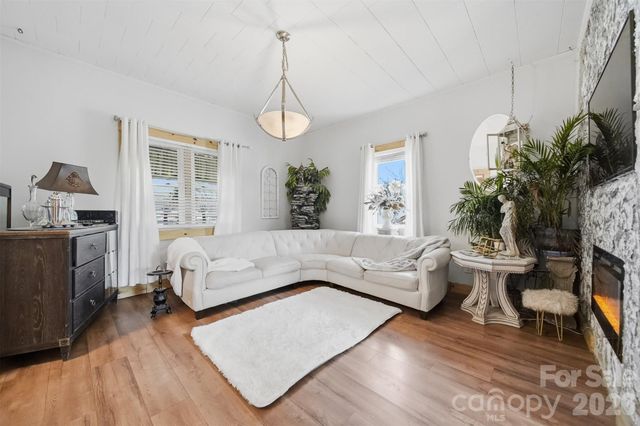 507 Oak Street SW, Lenoir, NC 28645