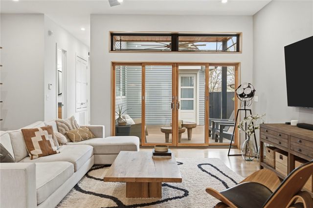 212 SE 7th Street, Bentonville, AR 72712