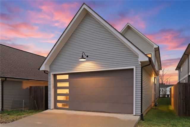 212 SE 7th Street, Bentonville, AR 72712