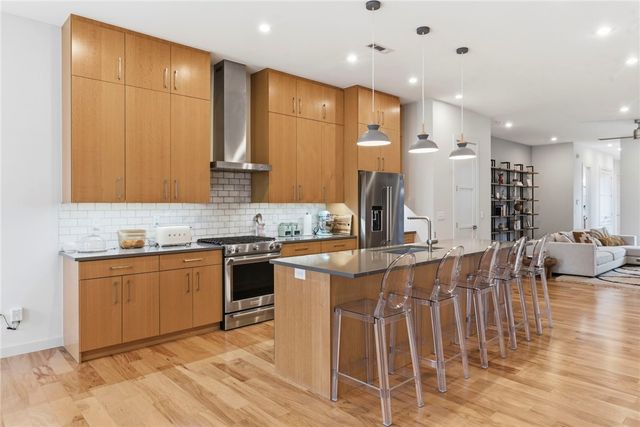 212 SE 7th Street, Bentonville, AR 72712