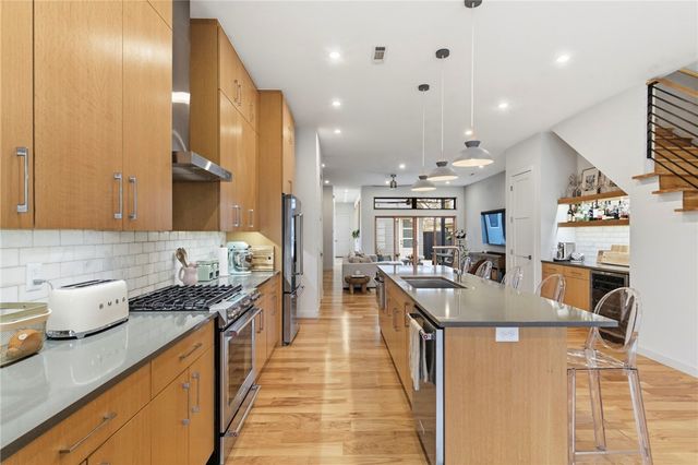 212 SE 7th Street, Bentonville, AR 72712