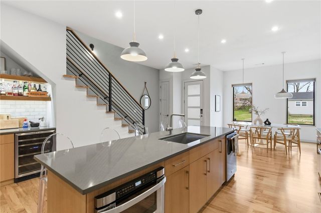 212 SE 7th Street, Bentonville, AR 72712