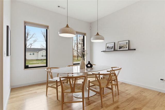 212 SE 7th Street, Bentonville, AR 72712