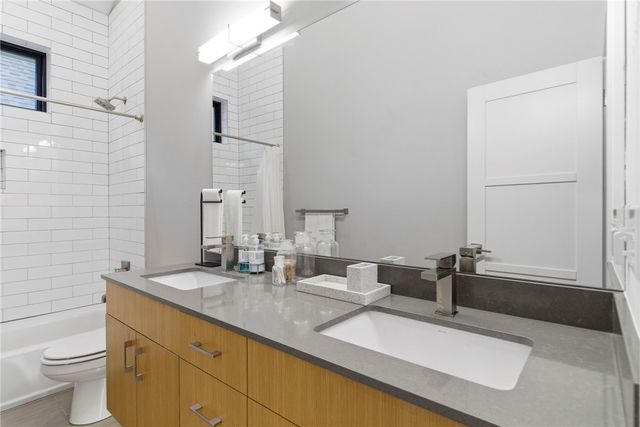 212 SE 7th Street, Bentonville, AR 72712