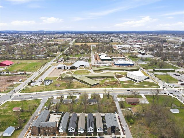 212 SE 7th Street, Bentonville, AR 72712