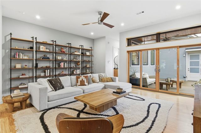 212 SE 7th Street, Bentonville, AR 72712