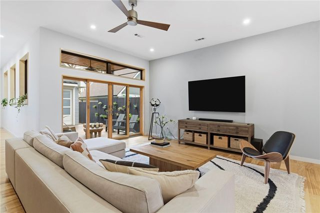 212 SE 7th Street, Bentonville, AR 72712