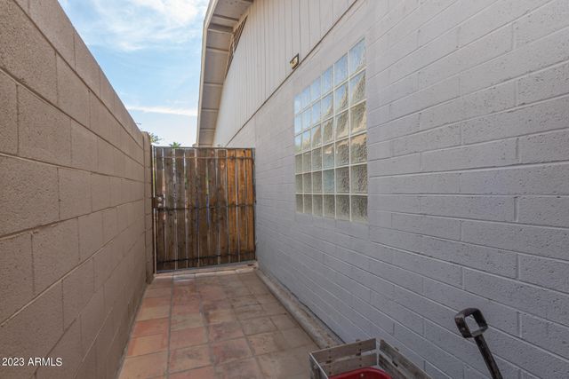 2 E MURIEL Drive, Phoenix, AZ 85022