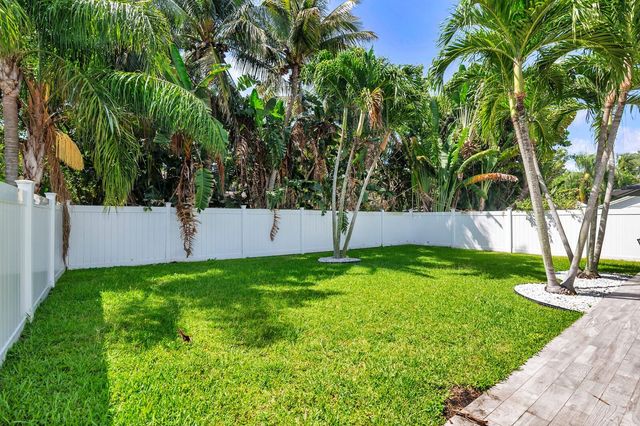 2474 Douglas Avenue, Delray Beach, FL 33444