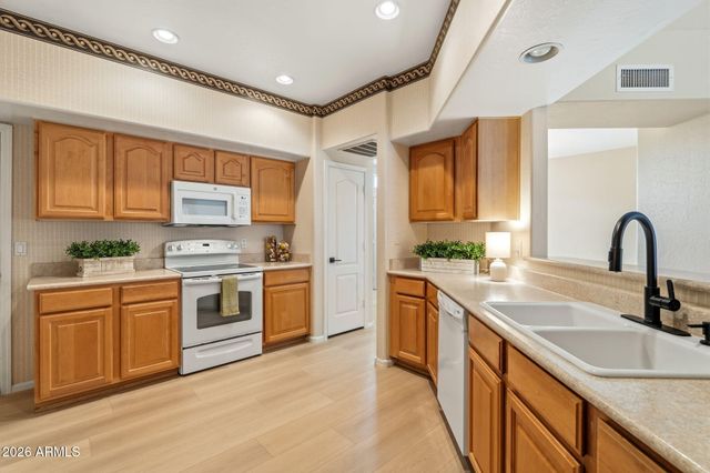 1747 E NORTHERN Avenue 102, Phoenix, AZ 85020