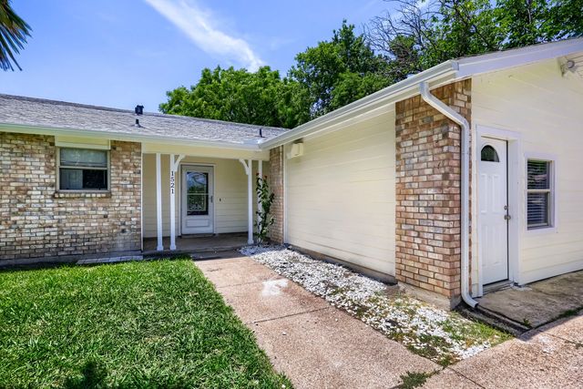1521 Oakbrook Court, Lancaster, TX 75134