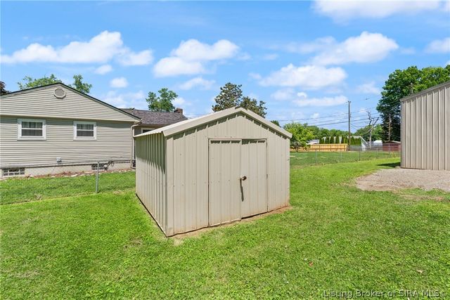 3 Graceland Way, Jeffersonville, IN 47130
