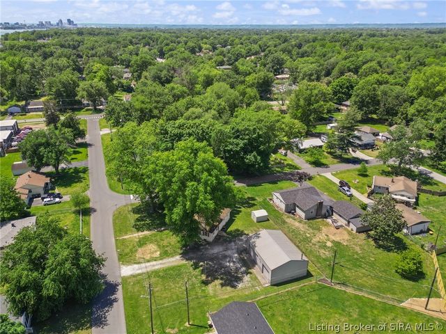 3 Graceland Way, Jeffersonville, IN 47130