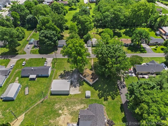 3 Graceland Way, Jeffersonville, IN 47130