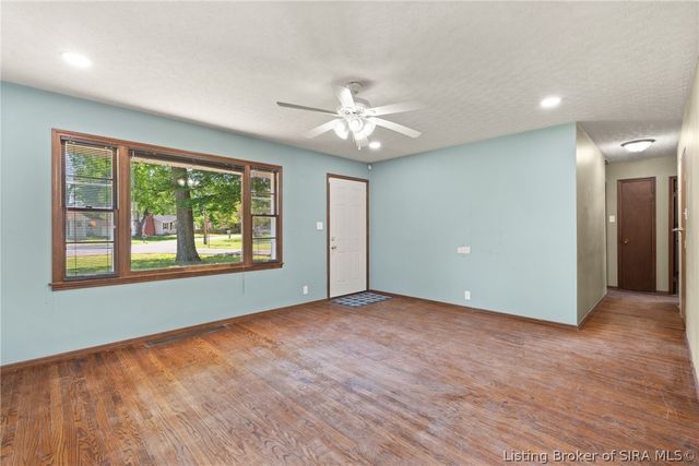 3 Graceland Way, Jeffersonville, IN 47130