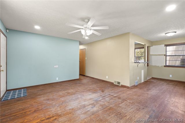 3 Graceland Way, Jeffersonville, IN 47130