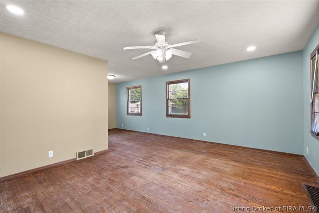 3 Graceland Way, Jeffersonville, IN 47130