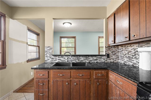 3 Graceland Way, Jeffersonville, IN 47130