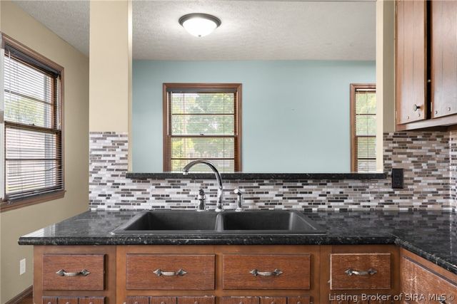 3 Graceland Way, Jeffersonville, IN 47130