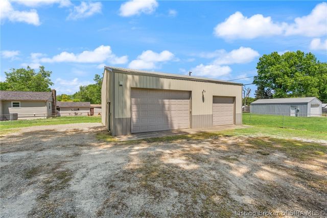 3 Graceland Way, Jeffersonville, IN 47130