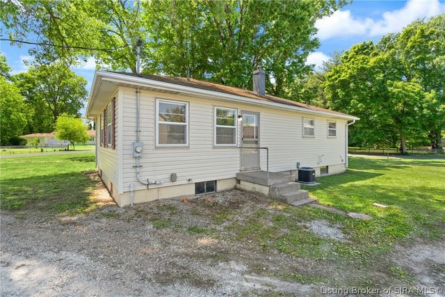 3 Graceland Way, Jeffersonville, IN 47130